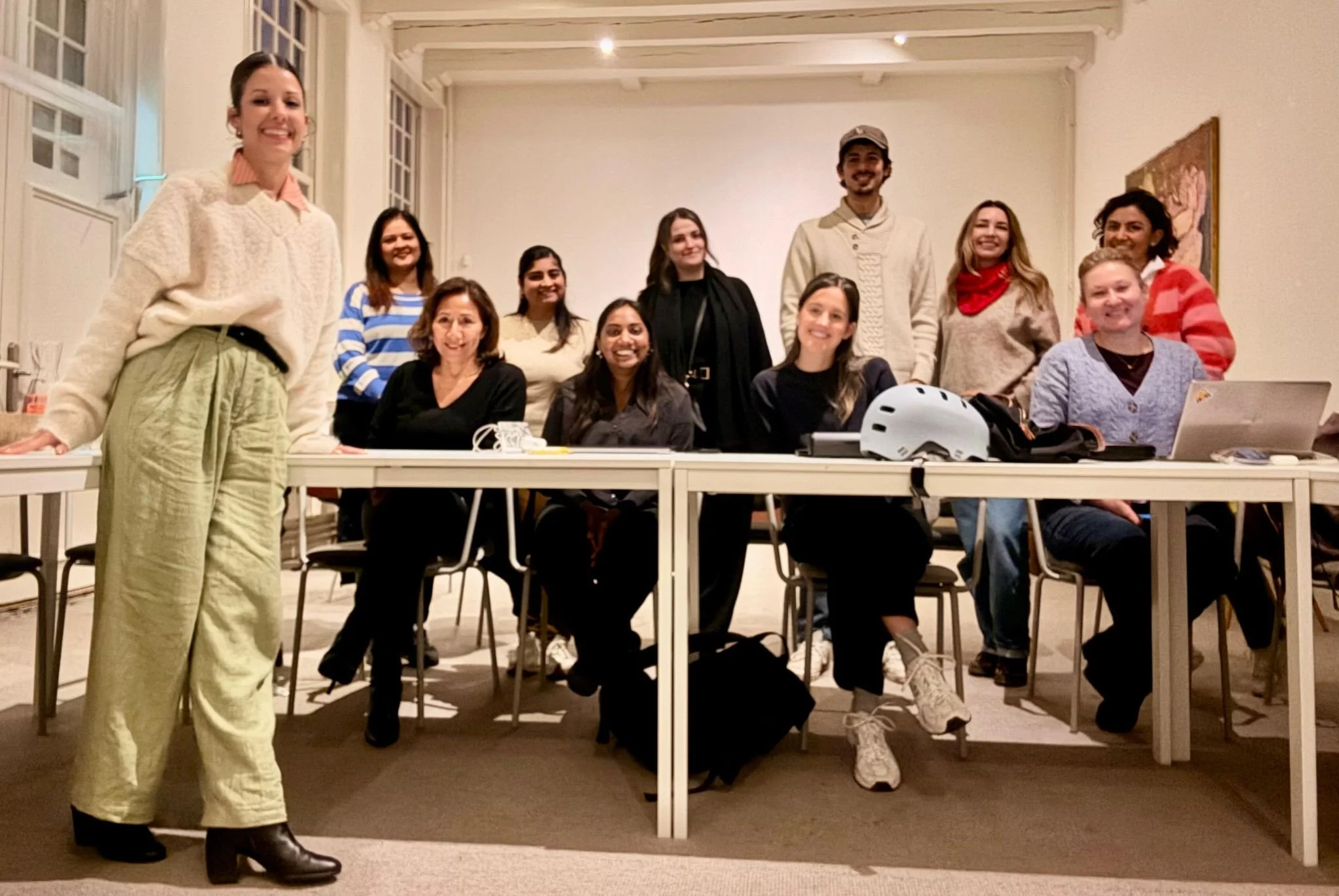 Rafaela Buena presenting to a group of participants at an AI workshop